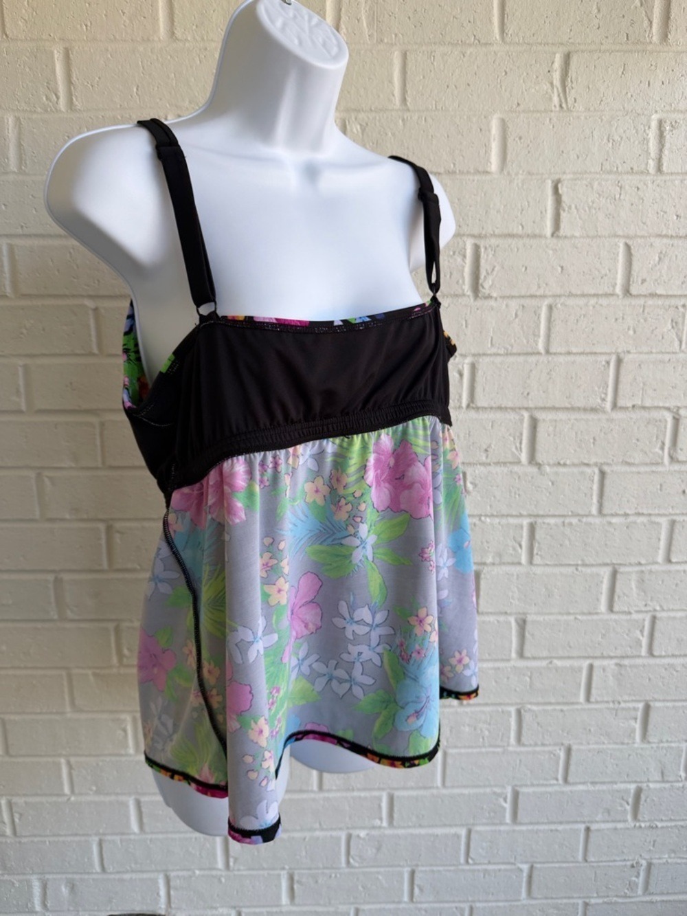 Kim Rogers Curvy Black Tropical Floral Scoop Swim Tankini Top Size 18W Looks New - Picture 9 of 10